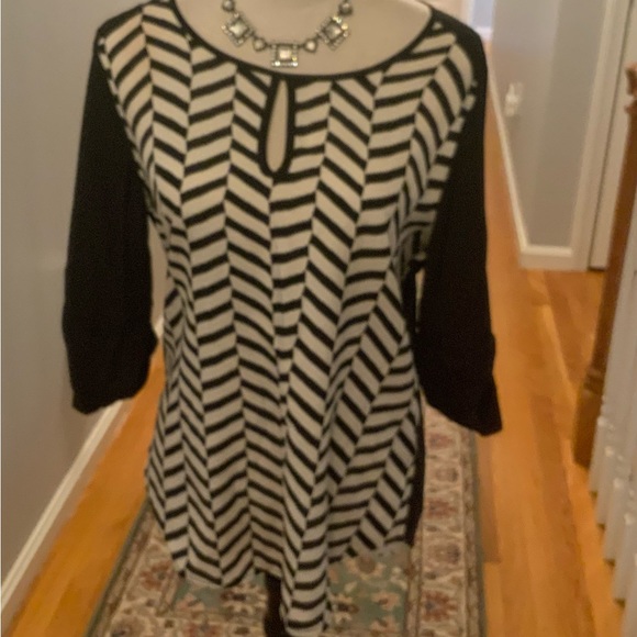 NWOT woman’s black and white top size medium. - Picture 2 of 9